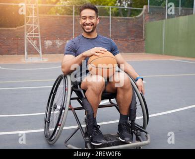 Basketballspieler, Porträt und Mann im Rollstuhl für Sport, Fitness und Training auf dem Platz. Person mit Behinderung, mexikanischer Sportler und Stockfoto