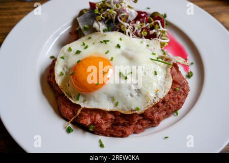 Seemanns Labskaus Hamburger Gericht aus Salz- oder Corned Beef mit Kartoffeln, Zwiebeln, Rote Bete, eingelegtem Hering und gebratenem Ei Stockfoto