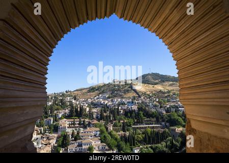 Das Albayzin-Viertel von Granada blickt im Sommer aus einem Fenster im Alhambra-Palast, Andalusien, Spanien Stockfoto