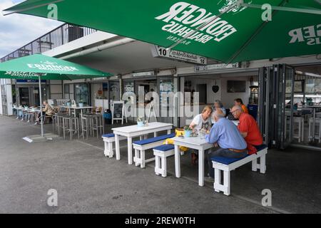 Hamburg - Juni 14 2023: Fischbrotchenbude oder Fish Sandwich and Roll Stall Brucke 10 in St. Pauli Landungsbrücken. Stockfoto