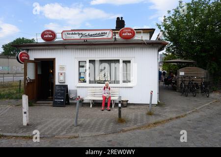 Veddel, Hamburg, Deutschland - Juni 15 2023: Veddeler Fischgaststatte, ein legendäres Restaurant, das gebratenen Fisch serviert. Stockfoto