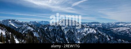 Atemberaubender Panoramablick auf schneebedeckte Berggipfel in den deutschen und österreichischen Alpen im Winter Stockfoto