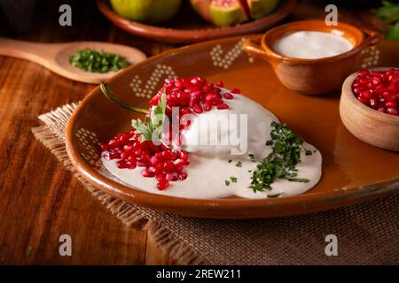 Chiles en Nogada, typisches Gericht aus Mexiko. Zubereitet mit Poblano-Chili gefüllt mit Fleisch und Obst und mit einer Walnusssoße überzogen. Benannt als die Qui Stockfoto