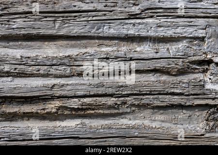 Vollformat abstrakter Texturhintergrund einer Außenwand in einer Holzkabine aus dem 19. Jahrhundert Stockfoto
