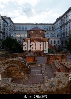 Die Kirche St. George alias St. George Rotunde mit Serdica Ruinen an einem Sommerabend. Sofia, Bulgarien. Juli 2023 Stockfoto