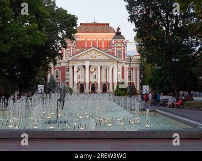 Ivan Vazov Nationaltheater im Stadtgarten mit Wasserbrunnen und Besuchern, Sofia, Bulgarien. Juli 2023 Stockfoto