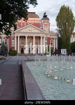 Ivan Vazov Nationaltheater im Stadtgarten mit Wasserbrunnen und Besuchern, Sofia, Bulgarien. Juli 2023 Stockfoto