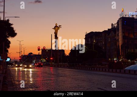 Statue von Sveta Sofia in einer Sommernacht mit Autos im Vordergrund und Scheinwerfern. Sofia, Bulgarien. Juli 2023 Stockfoto