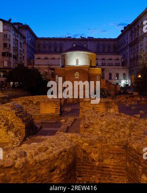 Die Kirche St. George alias St. George Rotunde mit Serdica Ruinen in einer Sommernacht. Sofia, Bulgarien. Juli 2023 Stockfoto