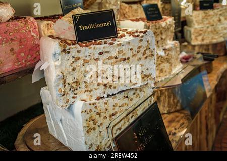 Ein Block frischer klassischer weißer Nougat mit Mandeln, Haselnuss und Honig in einem handwerklichen Süßwarenladen in der mittelalterlichen Stadt Saint Paul de Vence, Südfrankreich Stockfoto