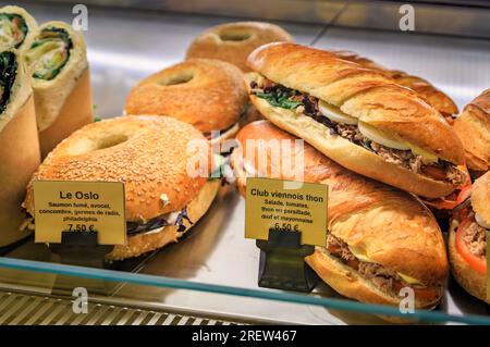 Bagel mit geräuchertem Lachs und Club mit Thunfisch-Baguette-Sandwiches in einer Bäckerei im mittelalterlichen Saint Paul de Vence, französische Riviera, Südfrankreich Stockfoto