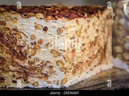 Ein Block frischer klassischer weißer Nougat mit Mandeln, Haselnuss und Honig in einem handwerklichen Süßwarenladen in der mittelalterlichen Stadt Saint Paul de Vence, Frankreich Stockfoto