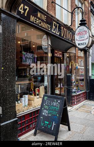 El Vino Fleet Street London - Flagship Fleet St Filiale des berühmten Weinladen mit Bar und Speisesaal, El Vino wurde 1879 gegründet. Stockfoto