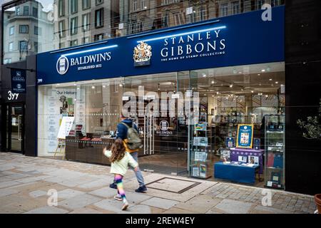 Stanley Gibbons und Baldwins Showroom und Hauptsitz in 399 The Strand London. Stanley Gibbons ist der am längsten etablierte seltene Briefmarkenhändler der Welt. Stockfoto