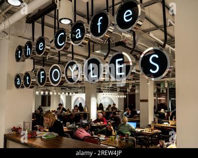 Foyles Cafe. Im Café des Foyles Buchhandlung. Foyles Buchhandlung in Charing Cross Road in London, Großbritannien. Foyles wurde im Jahr 1903 gegründet. Stockfoto