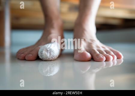 Ein verletzter Zeh mit Netzverband Stockfoto