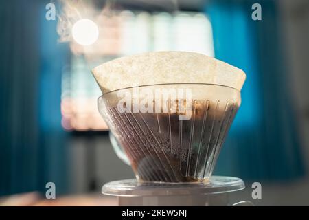 Zubereitung von Kaffee zum Übergießen zu Hause bei Morgenlicht Stockfoto