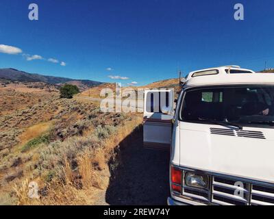 Ein geparkter Wohnmobil auf einer Straßenseite in der Nähe von Spotted Lake, am Crowsnest Highway, Osoyoos British Columbia. Roadtrip im Sommer in C Stockfoto