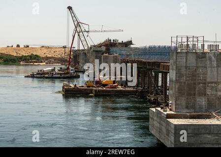 Bau einer neuen Nilbrücke nach Luxor in Richtung Assuan während der Baustelle für Bootsfahrten. Stockfoto