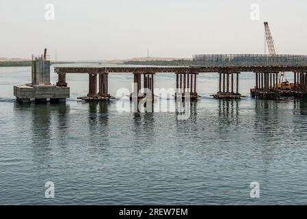 Bau einer neuen Nilbrücke nach Luxor in Richtung Assuan während der Baustelle für Bootsfahrten. Stockfoto
