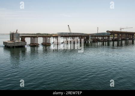 Bau einer neuen Nilbrücke nach Luxor in Richtung Assuan während der Baustelle für Bootsfahrten. Stockfoto