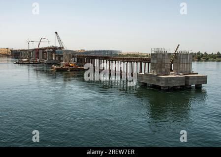 Bau einer neuen Nilbrücke nach Luxor in Richtung Assuan während der Baustelle für Bootsfahrten. Stockfoto