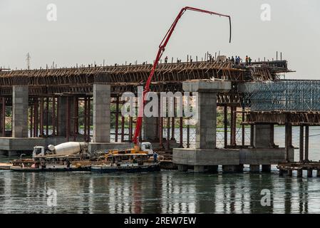 Bau einer neuen Nilbrücke nach Luxor in Richtung Assuan während der Baustelle für Bootsfahrten. Stockfoto