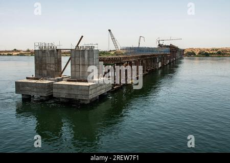 Bau einer neuen Nilbrücke nach Luxor in Richtung Assuan während der Baustelle für Bootsfahrten. Stockfoto