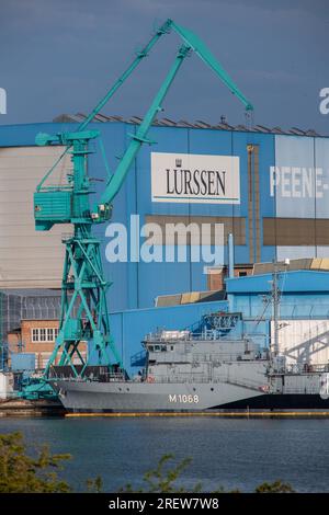 Wolgast, Deutschland. 30. Juli 2023. Deutsche Marineschiffe liegen auf der Peene-Werft in Wolgast vor. Meteorologen erwarten auch in den kommenden Tagen wechselhaftes Wetter an der Ostsee. Kredit: Stefan Sauer/dpa/Alamy Live News Stockfoto