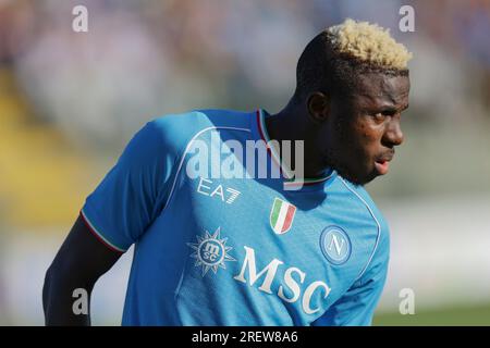 Der nigerianische Stürmer Victor Osimhen von SSC Neapel schaut während des Freundschaftsspiels SSC Napoli gegen Hatayspor. Stockfoto