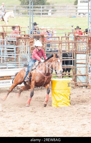 Fotos von Männern, Frauen und Kindern, die beim Rodeo in gresford auf Pferden und Bullen bei verschiedenen Veranstaltungen mitmachen Stockfoto