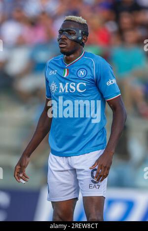 Der nigerianische Stürmer Victor Osimhen von SSC Neapel schaut während des Freundschaftsspiels SSC Napoli gegen Hatayspor. Stockfoto