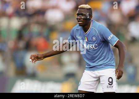 Der nigerianische Stürmer Victor Osimhen von SSC Neapel schaut während des Freundschaftsspiels SSC Napoli gegen Hatayspor. Stockfoto