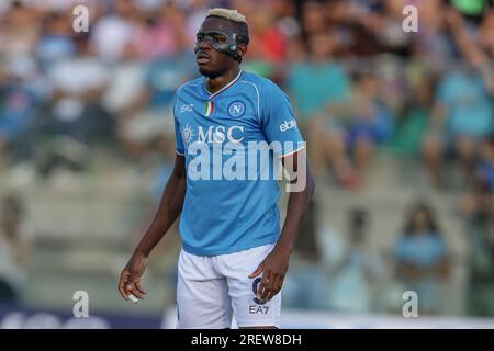 Der nigerianische Stürmer Victor Osimhen von SSC Neapel schaut während des Freundschaftsspiels SSC Napoli gegen Hatayspor. Stockfoto