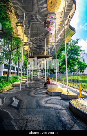 Geschützter Pfad zur Nationalgalerie Singapur. Stockfoto