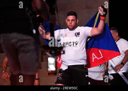 Orange, Frankreich. 28. Juli 2023. Anthony Morel geht während der Hexagone MMA 10 mit einer „La Réunion“-Flagge über seinen Schultern in Richtung Ring. In Frankreich fand die Veranstaltung „Hexagone MMA 10“ im römischen Theater von Orange statt, an der Tausende von MMA-Fans teilnahmen. Im Wettbewerb wurden 18 Kämpfer gezeigt, darunter das Comeback von GregMMA und die Titelverteidigung der Strawweight-Champion für Frauen. (Foto: Igor Ferreira/SOPA Images/Sipa USA) Guthaben: SIPA USA/Alamy Live News Stockfoto