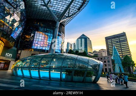 ION Orchard Shopping Mall, ION ist eines der berühmten Shopping Malls in Singapur. Stockfoto