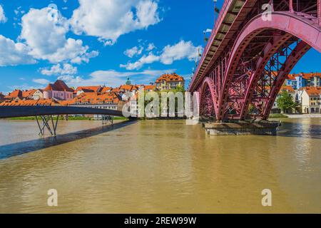 Hauptbrücke über den Fluss Drava und Stadtbild der Stadt Maribor, Slowenien Stockfoto