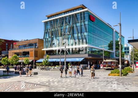 31. Dezember 2022: Christchurch, Neuseeland - Menschen genießen einen Sommertag in The Terrace, einem neuen Flussufer. Stockfoto