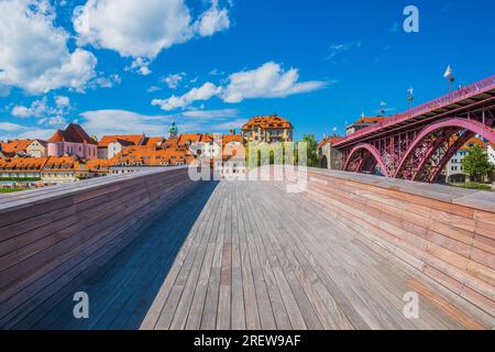 Hauptbrücke über den Fluss Drava und Stadtbild der Stadt Maribor, Slowenien Stockfoto