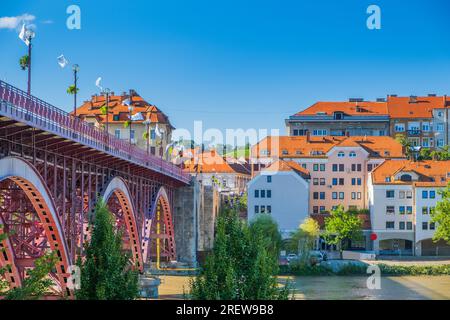 Hauptbrücke über den Fluss Drava und Stadtbild der Stadt Maribor, Slowenien Stockfoto