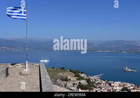 Griechische Flagge auf der Festung Palamidi in Nafplio, Peloponnes, Griechenland Stockfoto