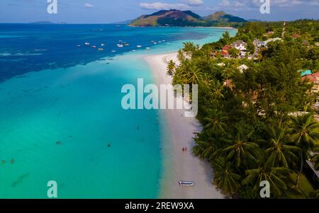 Draufsicht auf die Insel Anse Volbert Praslin auf den Seychellen Luftaufnahme auf den Strand Anse Volbert Cote d'Or auf der Insel Praslin auf den Seychellen. Stockfoto