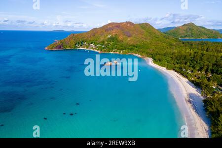 Draufsicht auf die Insel Anse Volbert Praslin auf den Seychellen Luftaufnahme auf den Strand Anse Volbert Cote d'Or auf der Insel Praslin auf den Seychellen. Stockfoto
