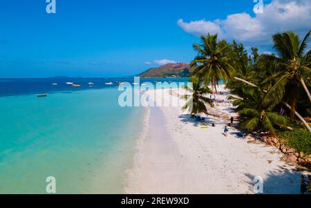 Draufsicht auf die Insel Anse Volbert Praslin auf den Seychellen Luftaufnahme auf den Strand Anse Volbert Cote d'Or auf der Insel Praslin auf den Seychellen. Stockfoto