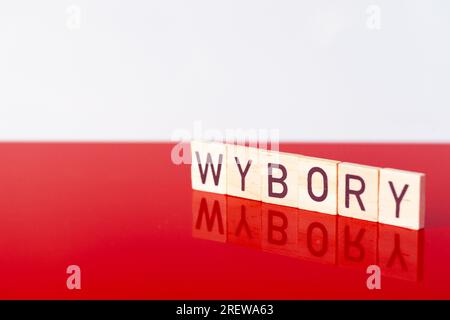 Polnisch weiß und rot und das Wort WYBORY auf Polnisch, das heißt Parlamentswahlen, das Konzept der Wahlen in Polen im Oktober 2023 Stockfoto