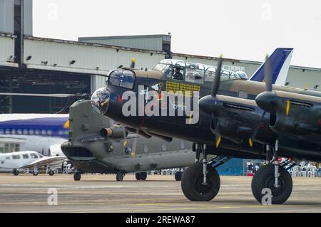 Royal Air Force, RAF Battle of Britain Memorial Flug Avro Lancaster Bomberflugzeug PA474 namens Mickey the Moocher, Roller in Southend Airport, Großbritannien Stockfoto