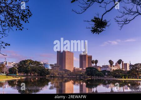 Nairobi Stadtbild Hauptstadt Kenias Moderne Wolkenkratzer Skyline Architektur Kenias Hauptstadt Sonnenaufgang Sonnenuntergang Sundowner Landmark Highrise Tall Highe Stockfoto