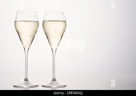 Festliche Komposition mit einem Paar Champagnerflöten. Stockfoto