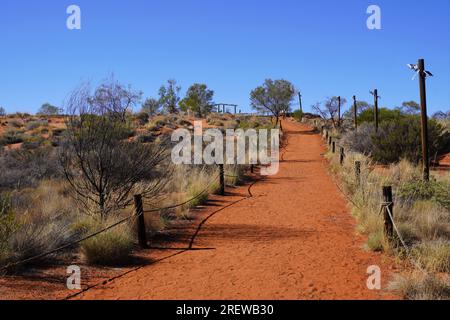 Pfad zu einem Aussichtspunkt mit Blick auf Uluru Stockfoto